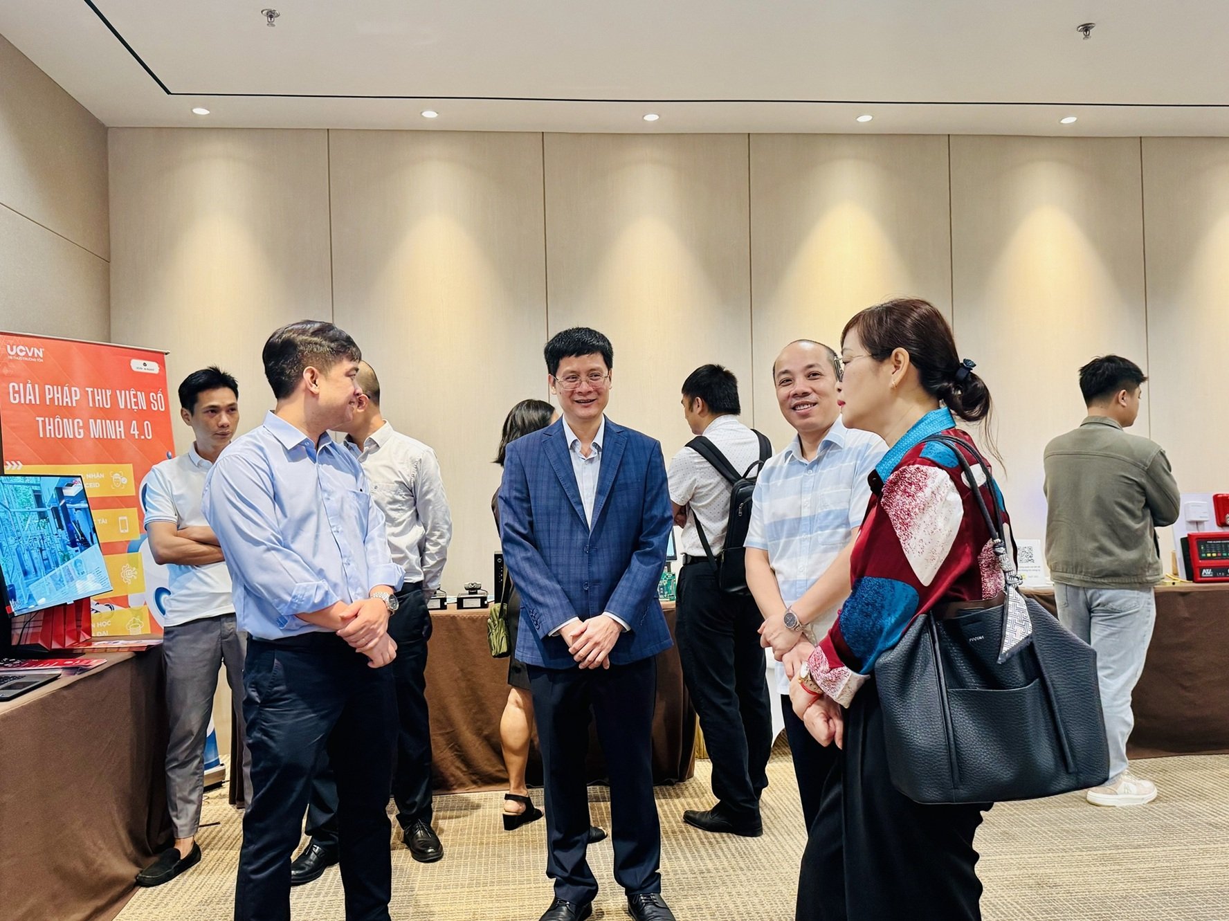 Khach_hang.jpg (384 KB)