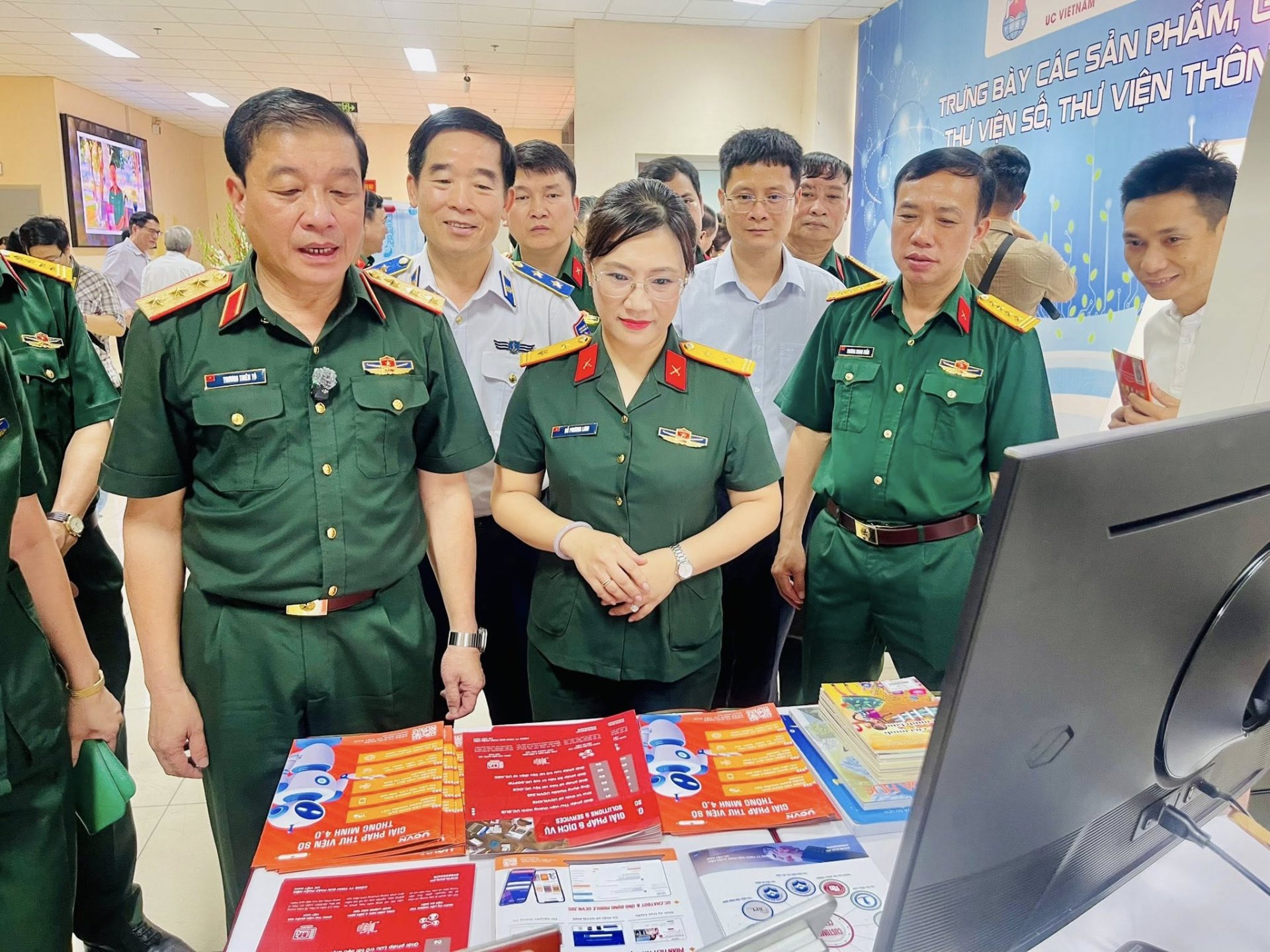 Đại biểu tham quan các sản phẩm, giải pháp thư viện số, thư viện thông minh tại UCVN